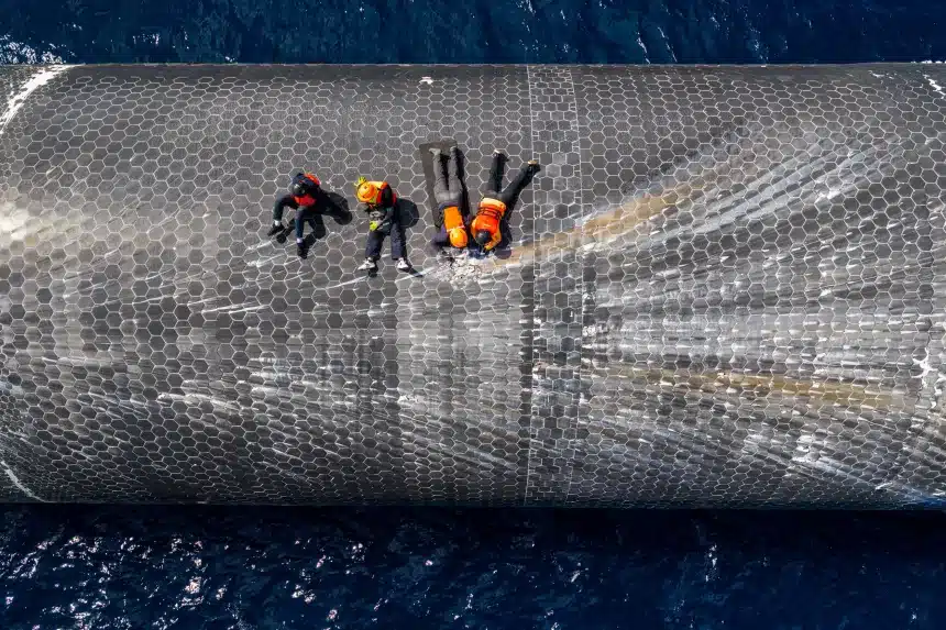Elon Musk pone en órbita el cohete más potente jamás construido, y lo cambia todo 2 Los Ingenieros inspeccionan la Starship frente a las costas de la Isla de Navidad, en el Océano Índico, tras su vuelo de prueba en julio. SpaceX