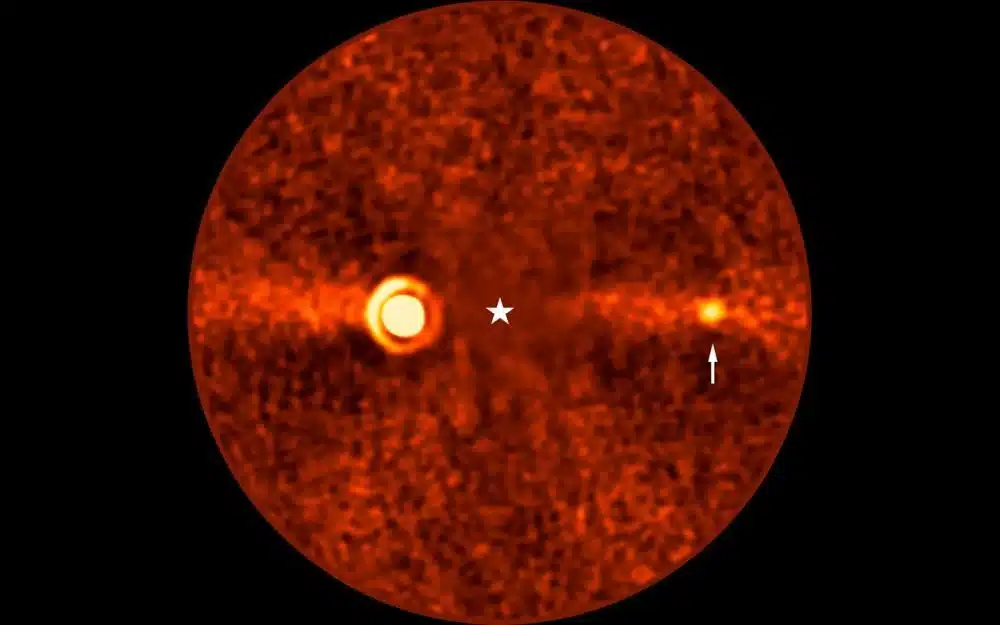 Por primera vez, las señales de radio provienen directamente de un exoplaneta 3 El Very Large Telescope de la ESO captó esta imagen del sistema de Beta Pictoris. El exoplaneta recién fotografiado, Beta Pictoris d, está señalado con la flecha blanca.