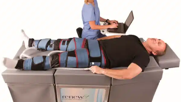 Un paciente se somete a una terapia de contrapulsación externa (ECP), que utiliza manguitos inflables alrededor de las piernas para mejorar la circulación sanguínea. (Renew Research)