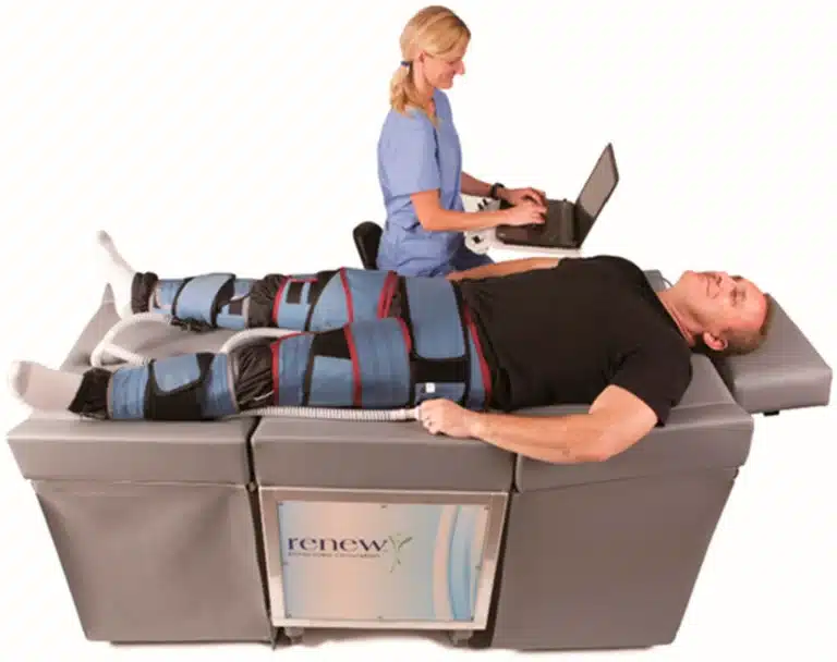 Un paciente se somete a una terapia de contrapulsación externa (ECP), que utiliza manguitos inflables alrededor de las piernas para mejorar la circulación sanguínea. (Renew Research)