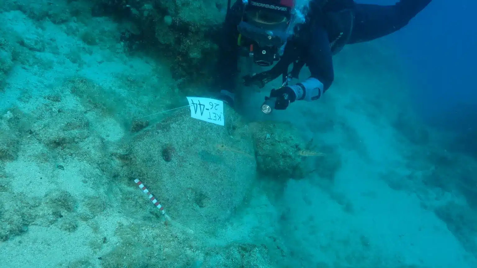 El naufragio más antiguo de la historia descubierto en Turquía 4 Los buceadores trabajaron bajo el agua para desenterrar con cuidado los objetos.