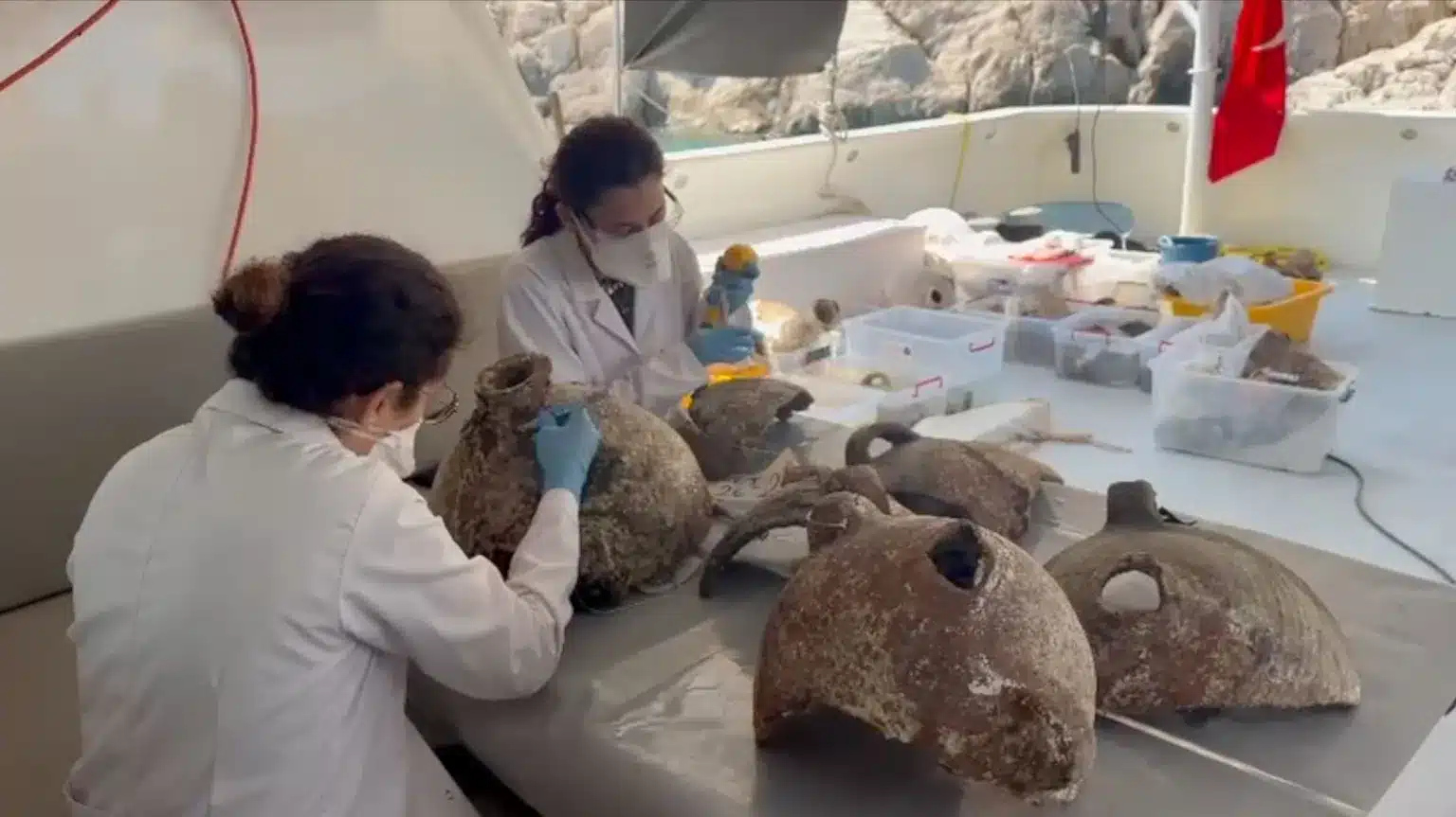 El naufragio más antiguo de la historia descubierto en Turquía 2 Las ánforas fueron recuperadas y subidas a bordo del buque de investigación