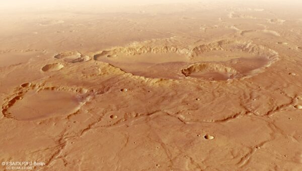 En primer plano se aprecia el recorrido ramificado del valle de Evros Vallis, al sur del cráter Schiaparelli, cuyas llanuras se divisan al fondo, en el tercio superior de la imagen. Evros Vallis se extiende a lo largo de aproximadamente 350 kilómetros a través de las antiguas tierras altas de Noachis Terra. Es testimonio de una época, hace más de tres mil quinientos millones de años, en la que Marte aún debía de tener un ciclo hidrológico —con nubes, precipitaciones, escorrentía superficial, ríos y lagos, de los que el agua se evaporaba y volvía a caer en forma de lluvia—. Es probable que los sedimentos transportados por Evros Vallis contribuyeran a llenar la cuenca de Schiaparelli, que en su día tuvo más de cuatro kilómetros de profundidad. Imagen: 3/5, Crédito: ESA/DLR/FU Berlin CC BY-SA 3.0 IGO