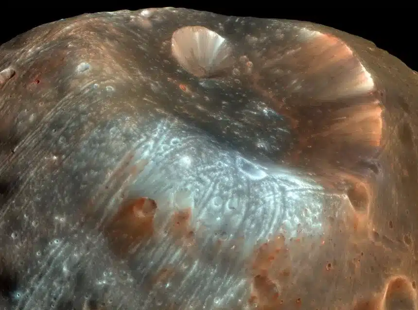 Las lunas de Marte son un misterio, y este robot japonés quiere resolverlo 4 El cráter Stickney es el elemento más característico de Fobos, la mayor de las dos pequeñas lunas de Marte. HiRISE/MRO/LPL (Universidad de Arizona)/NASA